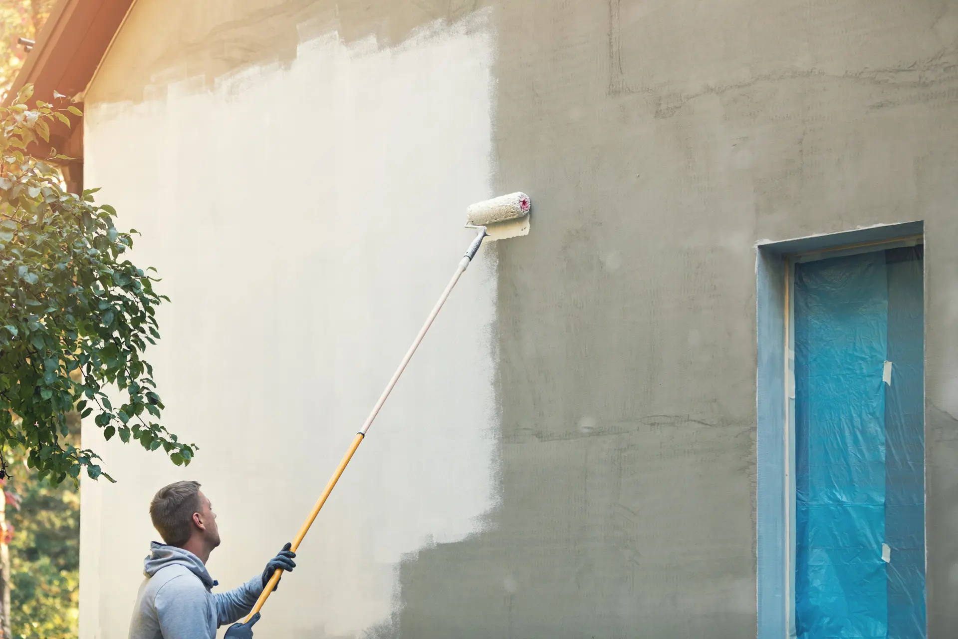 Pintor trabajando en una fachada en Salamanca